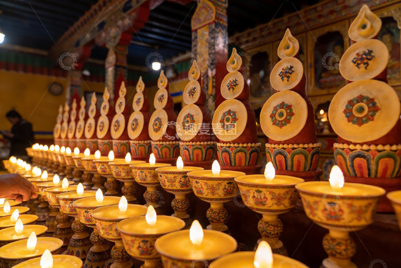 高清大图下载【趣麦麦图】寺庙内供奉的精美烛台与佛灯