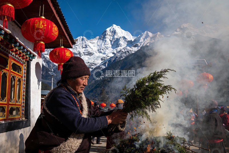 高清大图下载【趣麦麦图】雪山前寺庙祭拜仪式