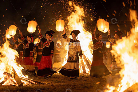 民族女子篝火晚会手持灯笼