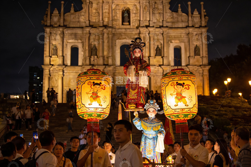高清大图下载【趣麦麦图】夜游街头戏偶灯会盛景