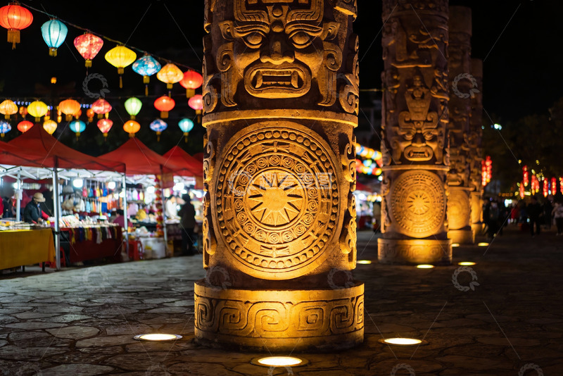 高清大图下载【趣麦麦图】夜市古柱彩灯映衬热闹场景