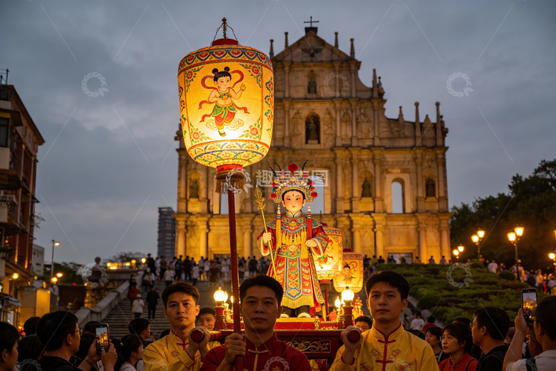 高清大图下载【趣麦麦图】古建筑前灯笼游行盛况