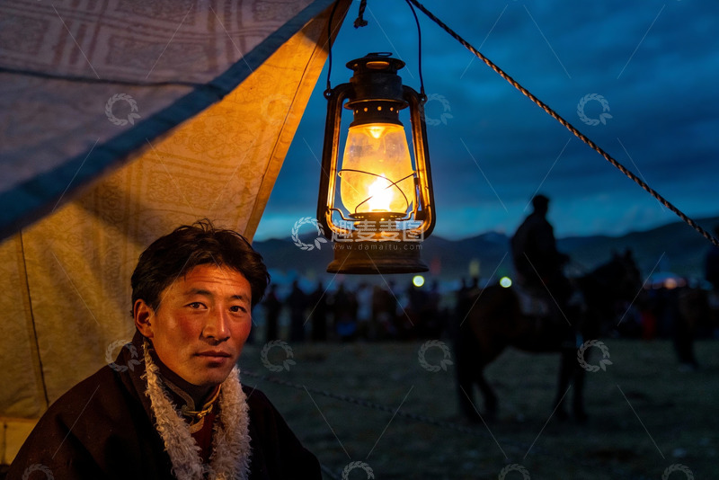 高清大图下载【趣麦麦图】草原夜幕下帐篷旁的男子