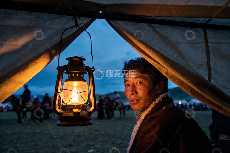 高清大图下载【趣麦麦图】帐篷内灯光下的人与马群