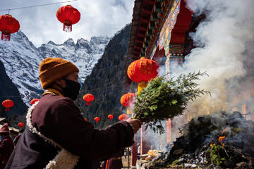 雪山寺庙前僧人焚香祈福