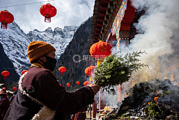 雪山寺庙前僧人焚香祈福
