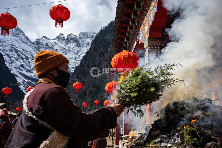 雪山寺庙前僧人焚香祈福