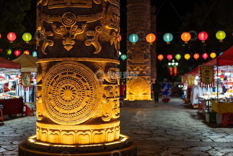 高清大图下载【趣麦麦图】夜市古柱彩灯映衬热闹街景