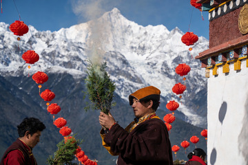 雪山前寺庙仪式人物
