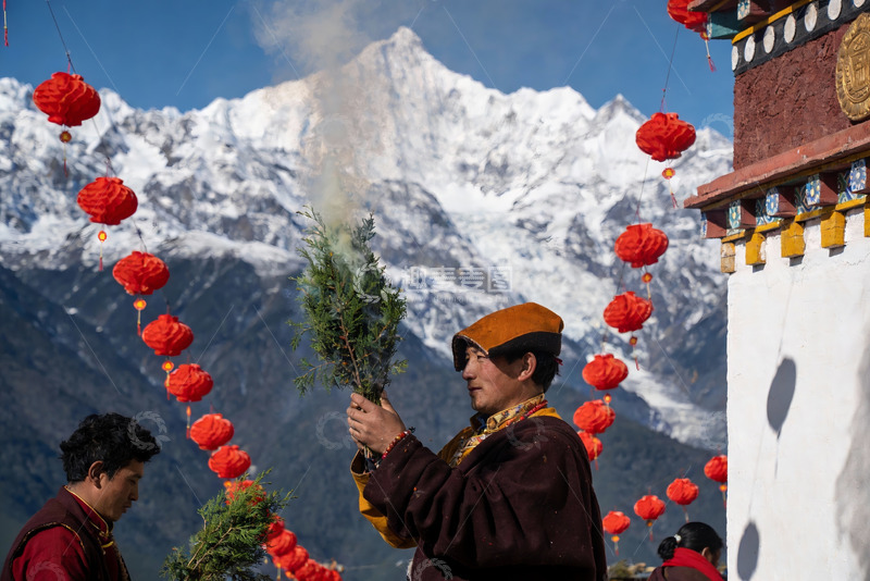 高清大图下载【趣麦麦图】雪山前寺庙仪式人物
