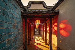 古建筑长廊夕阳光影