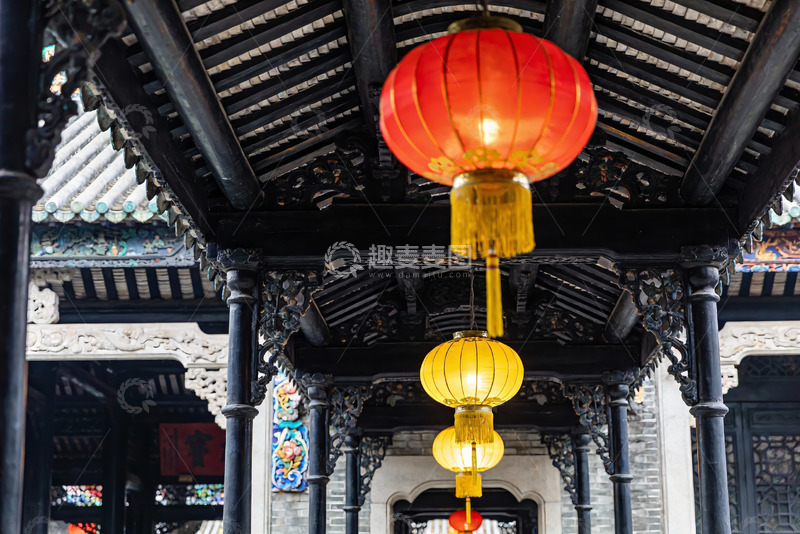 高清大图下载【趣麦麦图】古建筑廊檐红黄灯笼高挂