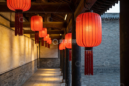 古建筑长廊红灯笼