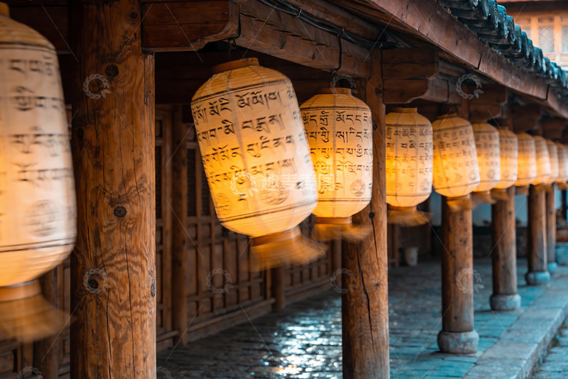 高清大图下载【趣麦麦图】古建筑长廊灯笼光影