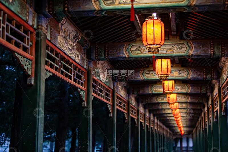 高清大图下载【趣麦麦图】古色古香长廊夜景灯笼高挂