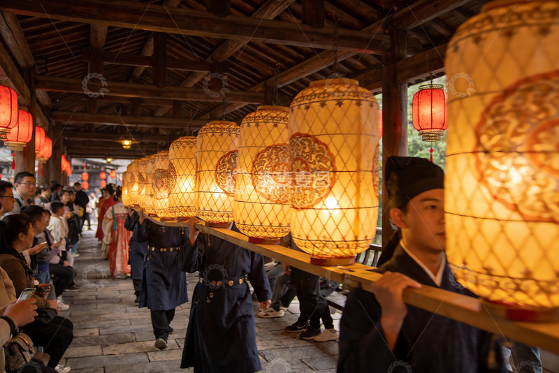 高清大图下载【趣麦麦图】古装男子抬灯游行热闹非凡