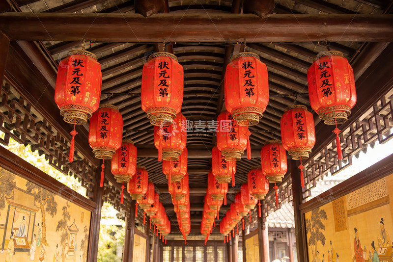 高清大图下载【趣麦麦图】古建筑长廊挂满红色灯笼