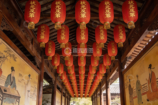 古建筑长廊挂满红灯笼
