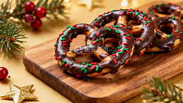 巧克力椒盐卷饼配节日装饰