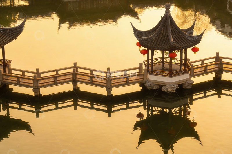 高清大图下载【趣麦麦图】古亭映水红灯笼