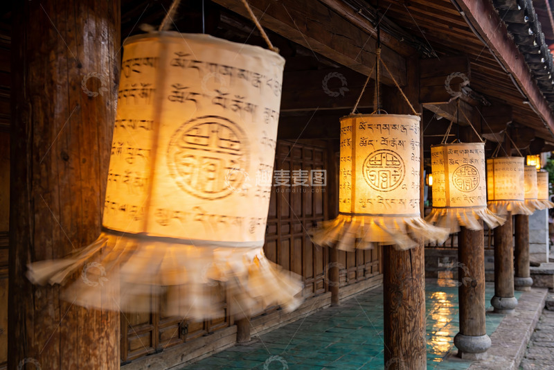 高清大图下载【趣麦麦图】古建筑廊檐下的藏式灯笼
