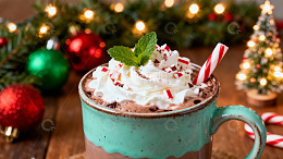 圣诞热巧克力配奶油和薄荷