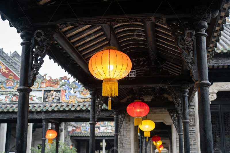 高清大图下载【趣麦麦图】古建筑廊檐下悬挂的彩色灯笼