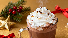 热巧克力配奶油节日装饰