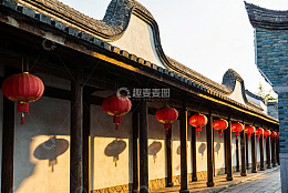 古建筑长廊挂红灯笼