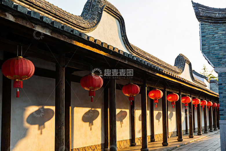 古建筑长廊挂红灯笼