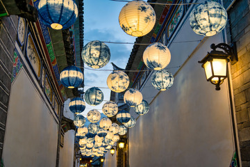 古巷夜景灯笼高挂