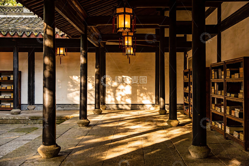 高清大图下载【趣麦麦图】古建筑长廊光影书架