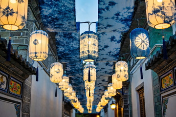 古巷夜景灯笼高挂