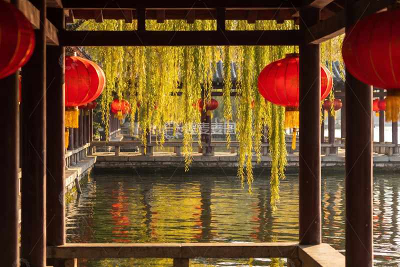 高清大图下载【趣麦麦图】古亭红灯笼垂柳映水景