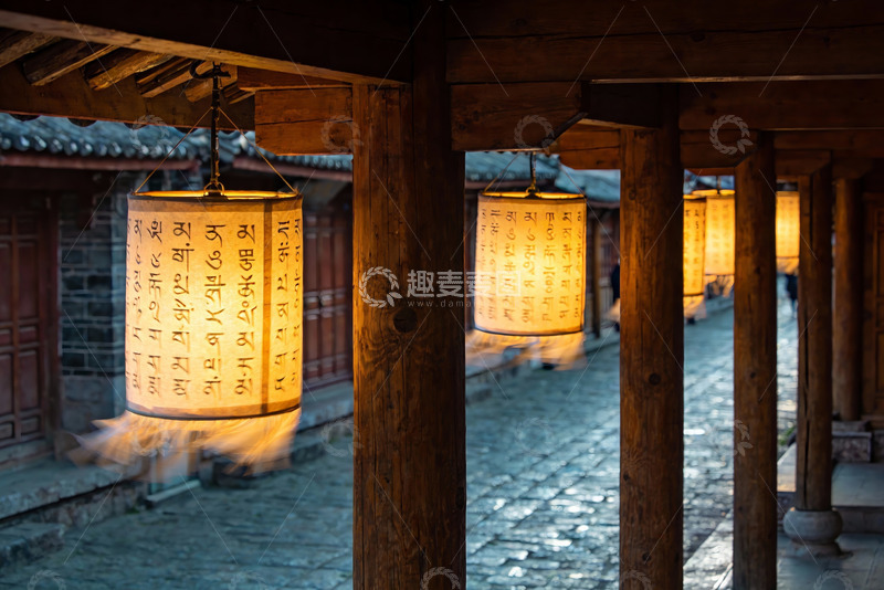 高清大图下载【趣麦麦图】古巷夜灯映木廊