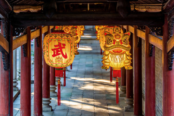 古建筑长廊挂满灯笼