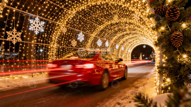 高清大图下载【趣麦麦图】红色轿车驶过圣诞灯光隧道