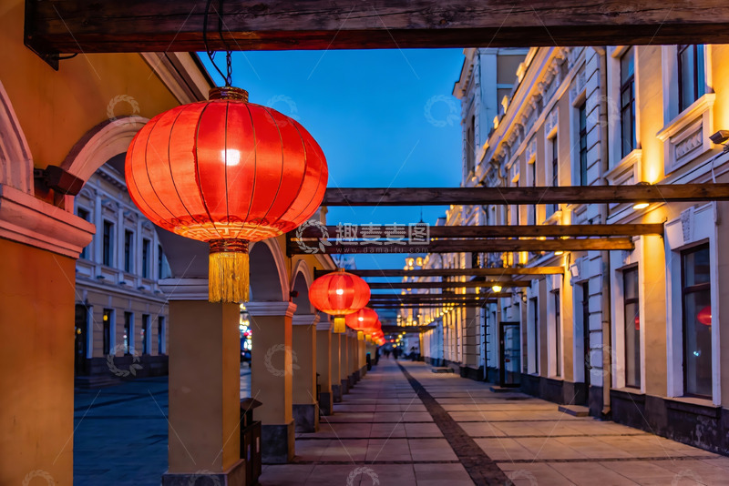 高清大图下载【趣麦麦图】夜幕下灯笼照亮的拱廊街道