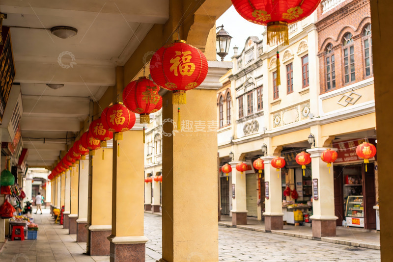 高清大图下载【趣麦麦图】红灯笼装饰的古街景象