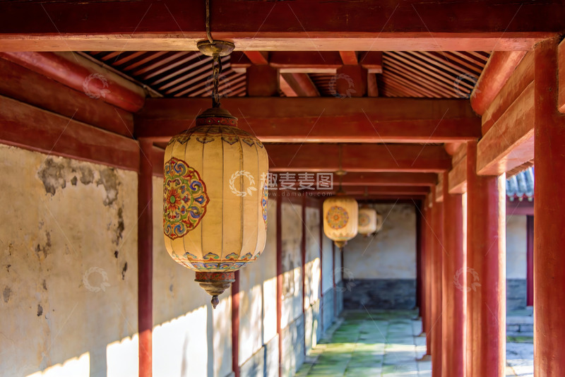 高清大图下载【趣麦麦图】古建筑长廊悬挂彩绘灯笼