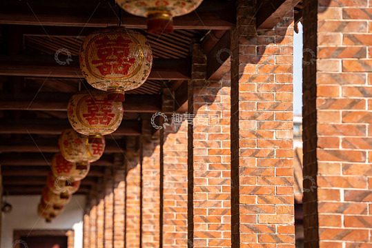 古建筑长廊挂红灯笼