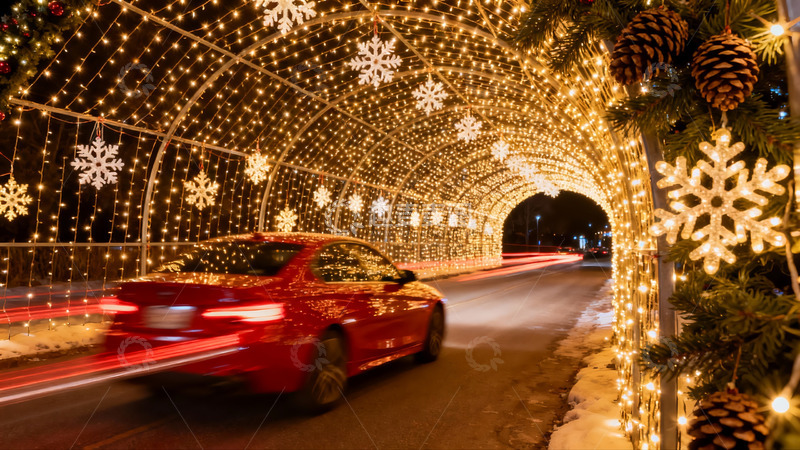 高清大图下载【趣麦麦图】红色轿车驶过圣诞灯光隧道
