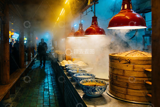 夜市美食摊位热气腾腾