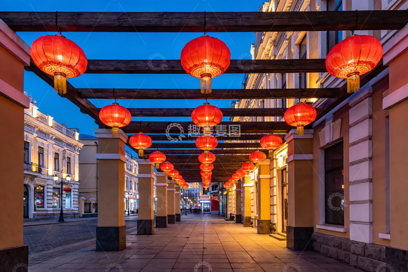 高清大图下载【趣麦麦图】夜幕下灯笼高挂的街道