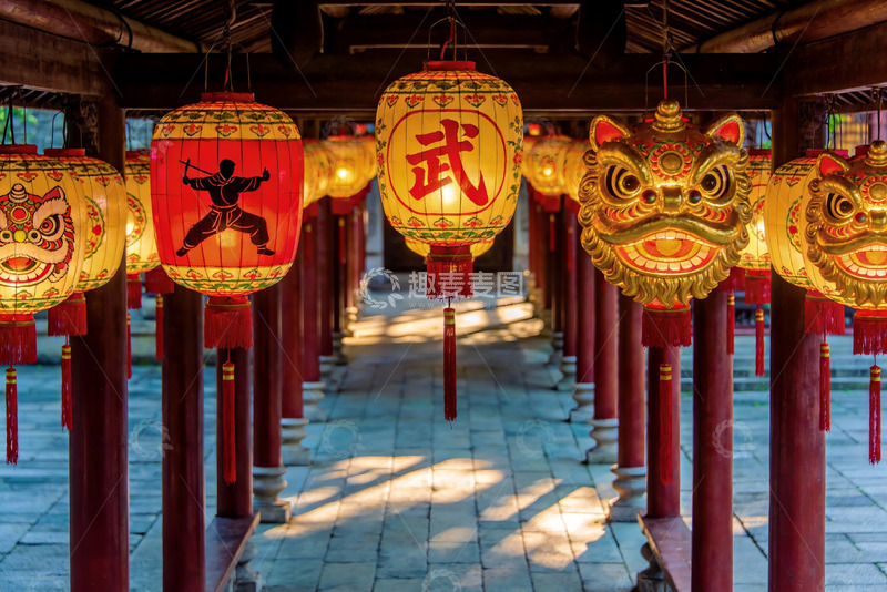 高清大图下载【趣麦麦图】古廊挂彩灯舞狮灯迎宾