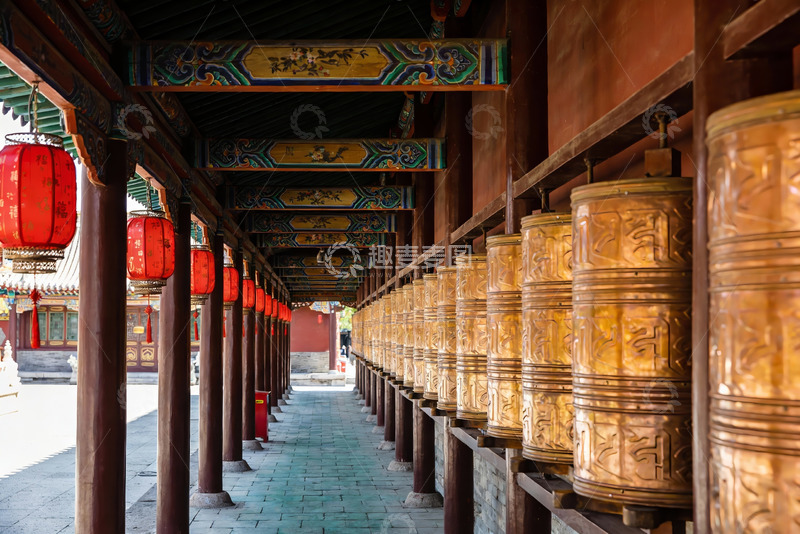 高清大图下载【趣麦麦图】古寺长廊转经筒与红灯笼