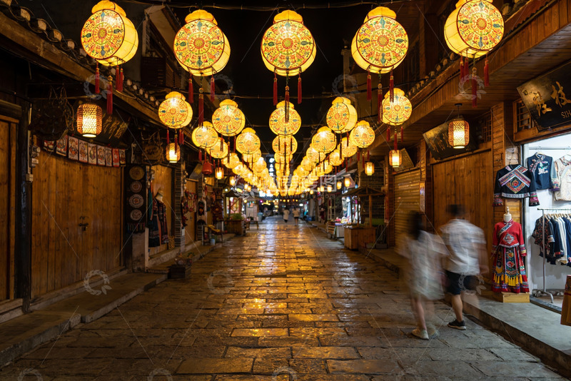 高清大图下载【趣麦麦图】古街夜景灯笼高挂行人漫步