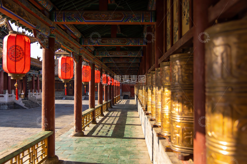 高清大图下载【趣麦麦图】古建筑长廊红灯笼与转经筒