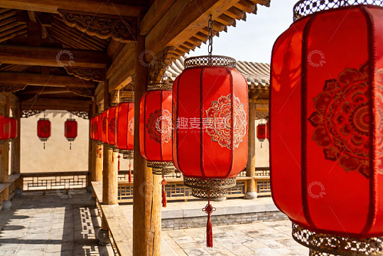 古建筑长廊红灯笼