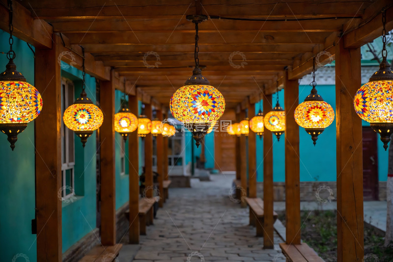 高清大图下载【趣麦麦图】彩灯装饰的木质长廊夜景
